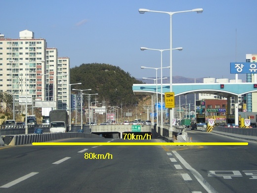 제한속도가 80km에서 70km로 변경되는 지점(남해고속도로 교차 지점) 